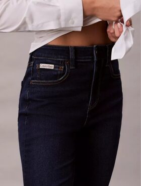 Jeans med høy midje og utvidet ben Jeans med høy midje og utvidet ben