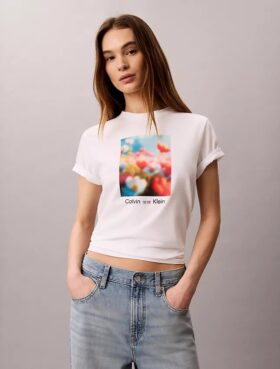 Klassisk T-skjorte med blomstergrafikk