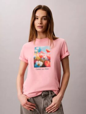 Klassisk T-skjorte med blomstergrafikk