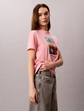 Klassisk T-skjorte med blomstergrafikk